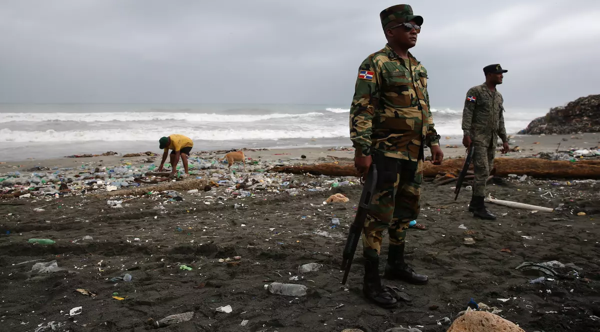 Plajele din Caraibe amenințate de volumul mare de deșeuri din apă