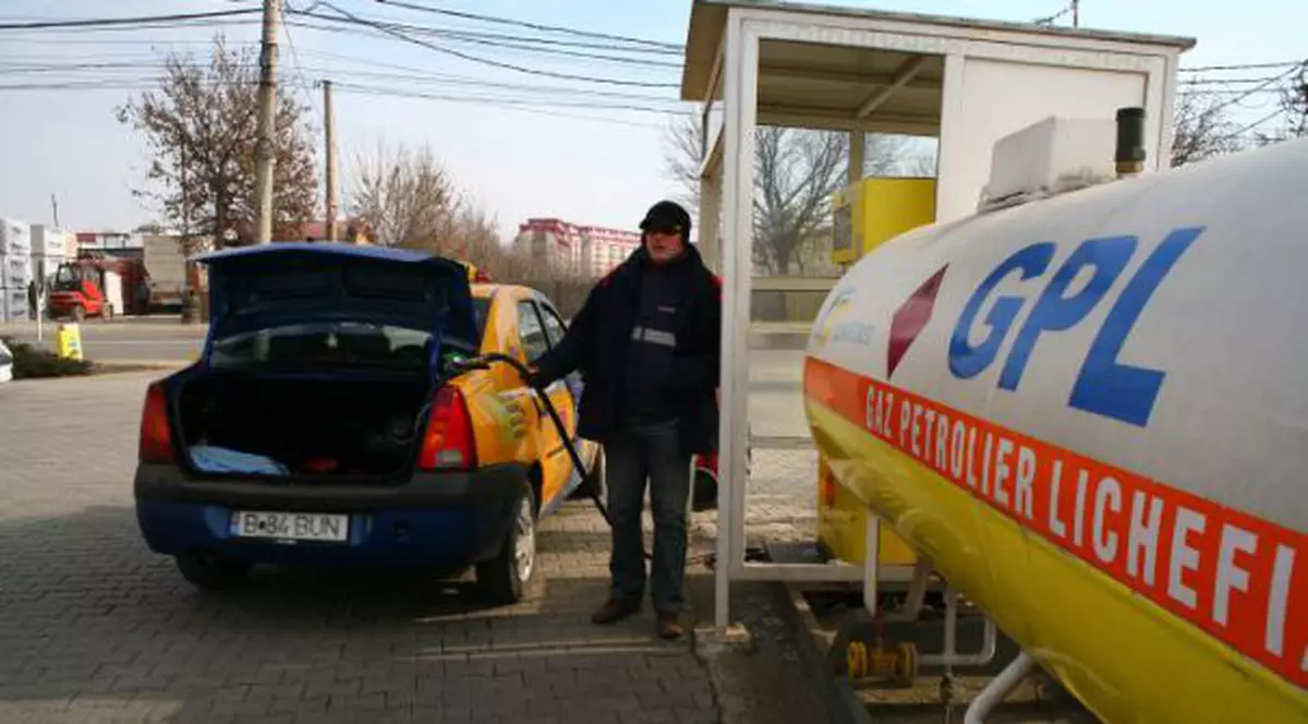 Cisternă cu GPL fisurată într-un accident. Peste 5.000 de litri de gaz, în aer