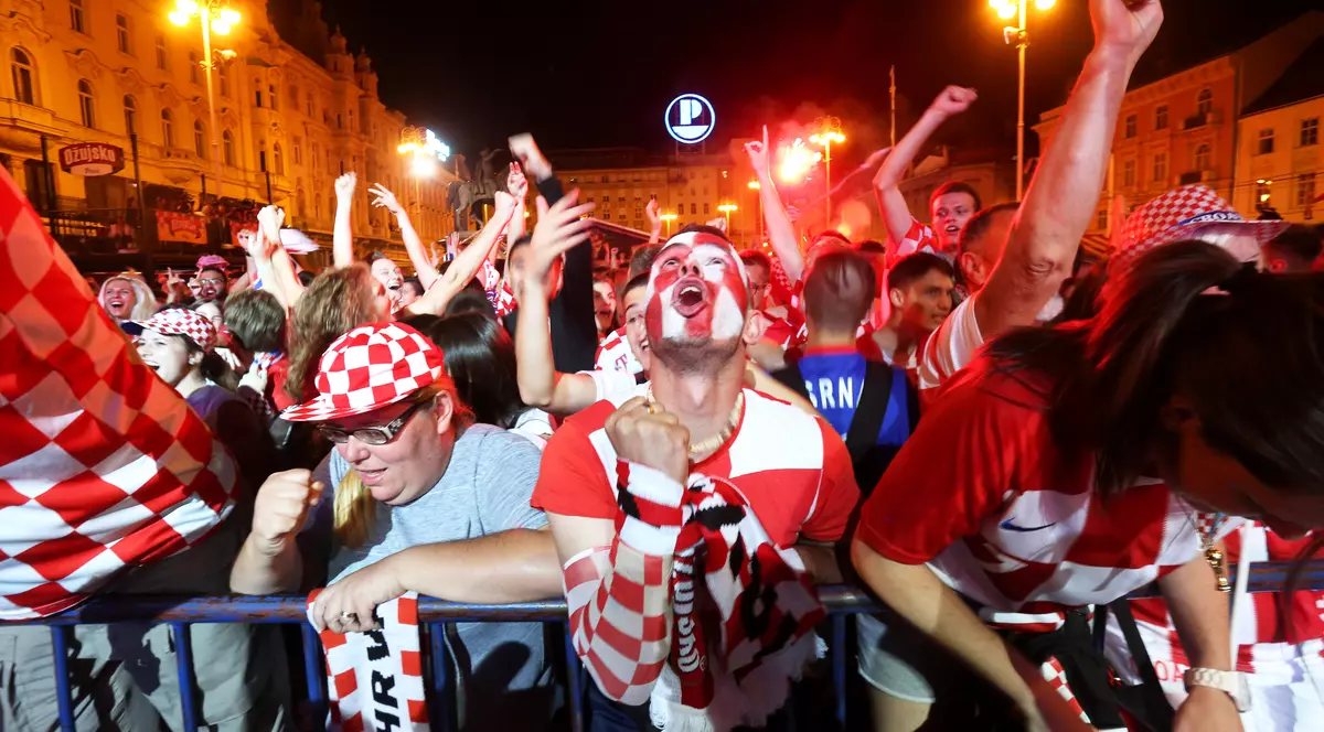 Croații au stimulat economia țării lor, cumpărând bere și televizoare. Croații au sărbătorit pe străzi calificarea în semifinalele CM 2018. Sărbătoare la Zagreb