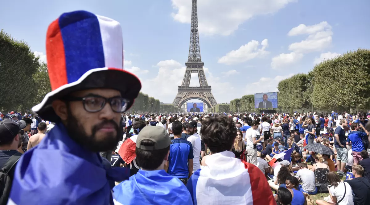 Fanii Franței și ai Croației așteaptă cu sufletul la gură finala Cupei Mondiale | GALERIE FOTO