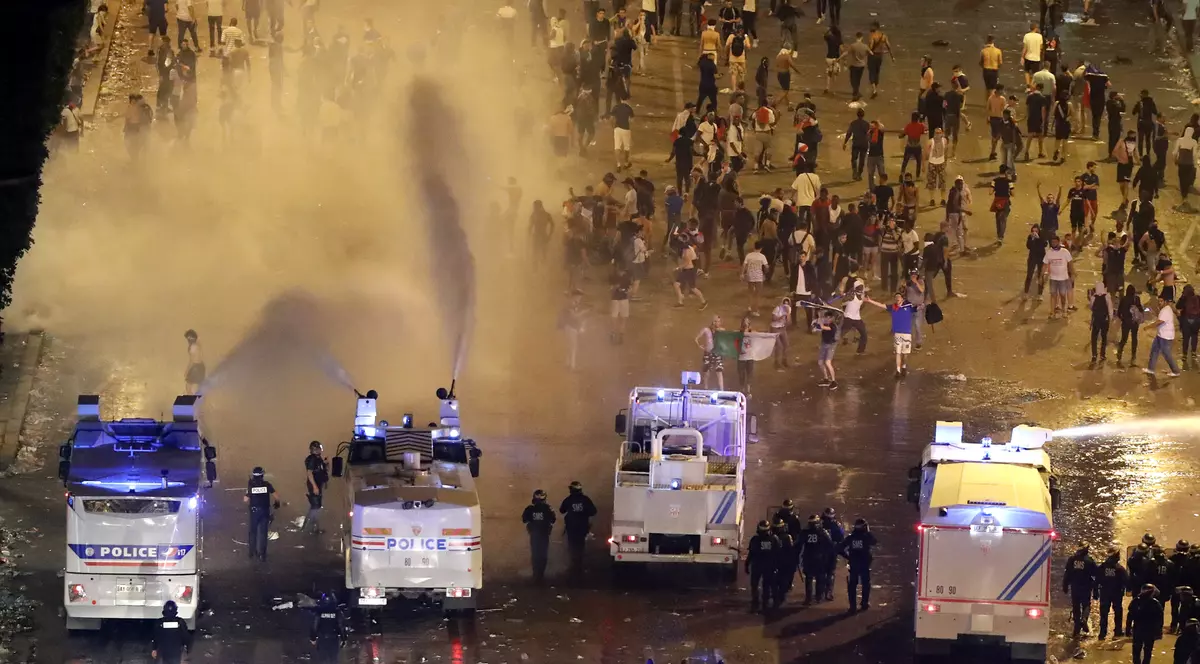 Incidente violente în Paris, după victoria de la Cupa Mondială / FOTO & VIDEO