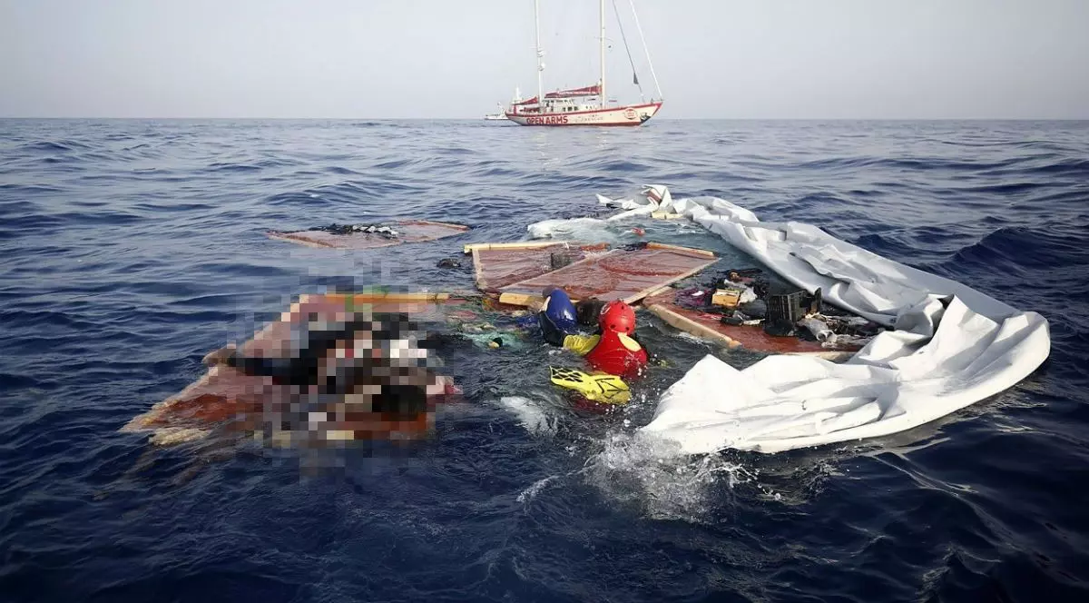 VIDEO. Două femei şi un copil, lăsaţi să moară pe Mediterana de o navă aflată în zonă și de paza de coastă a Libiei