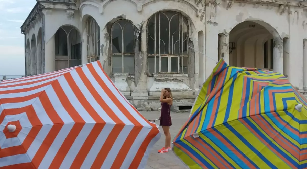 Simona Halep, ședință foto pe faleza Cazinoului din Constanța. Trebuia să se joace cu o umbrelă, dar s-a rușinat de admiratori