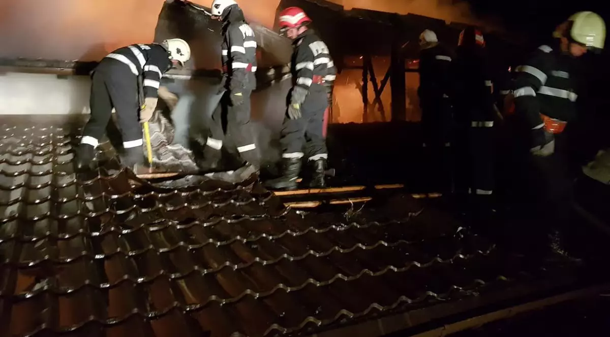 Incendiu puternic în Bacău. Un han de câteva sute metri pătrați a ars din temelii, iar un angajat a ajuns la spital |VIDEO