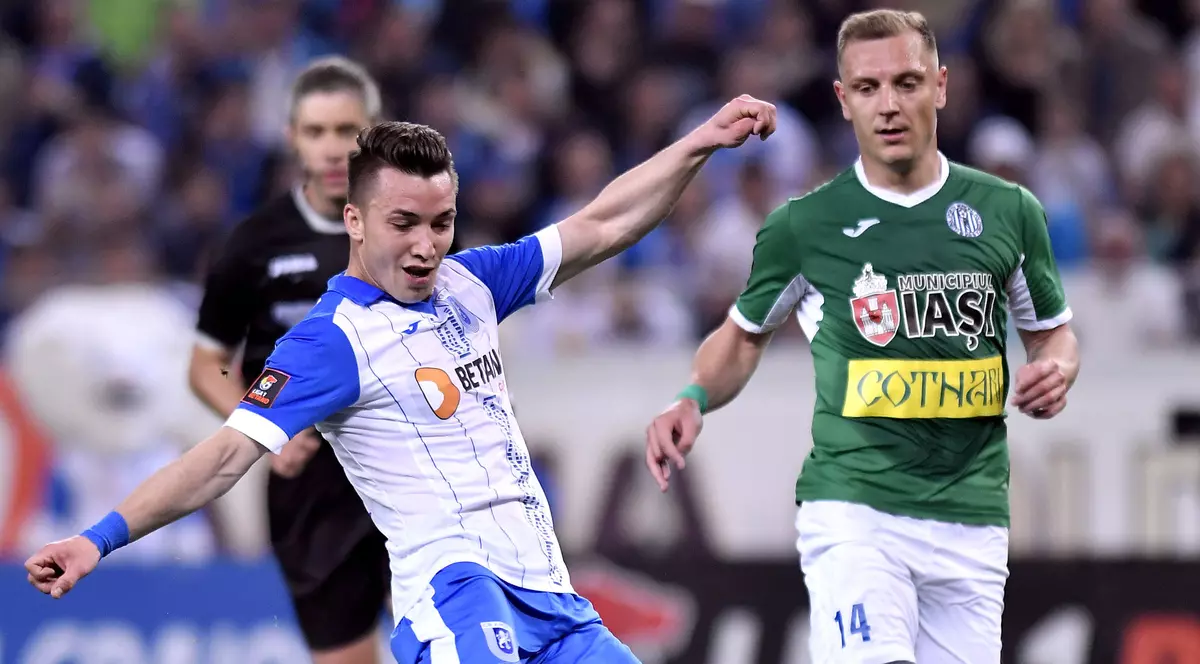 Liga 1 la fotbal, etapa 1. CS U Craiova - Poli Iași. Duelul Mateiu (stânga) - Cioinac a fost tranșat mereu în favoarea primului în sezonul precedent