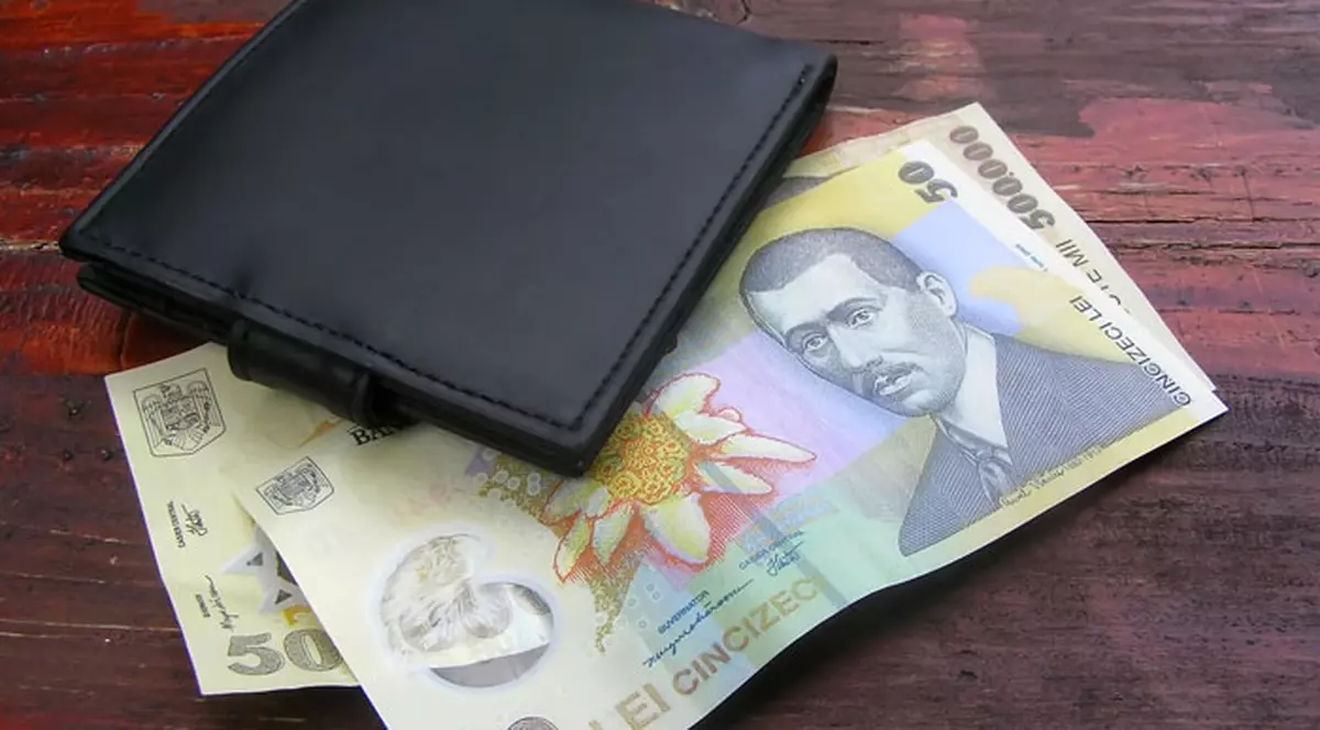Un argeșean s-a trezit cu 100.000 lei în cont. Bancnote de 50 de lei, alături de un portofel