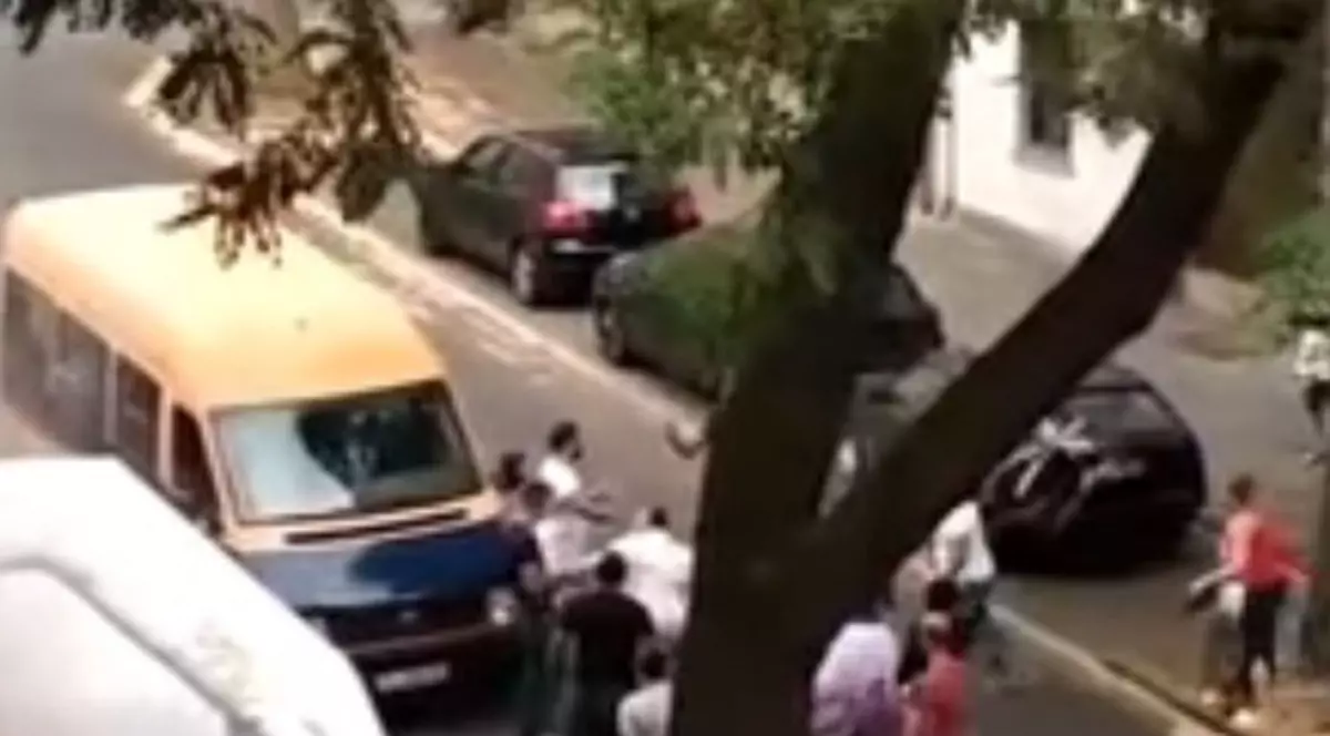 VIDEO/ Două clanuri de romi din România au şocat Germania. S-au bătut în plină stradă cu bâte de baseball, sticle și un scaun