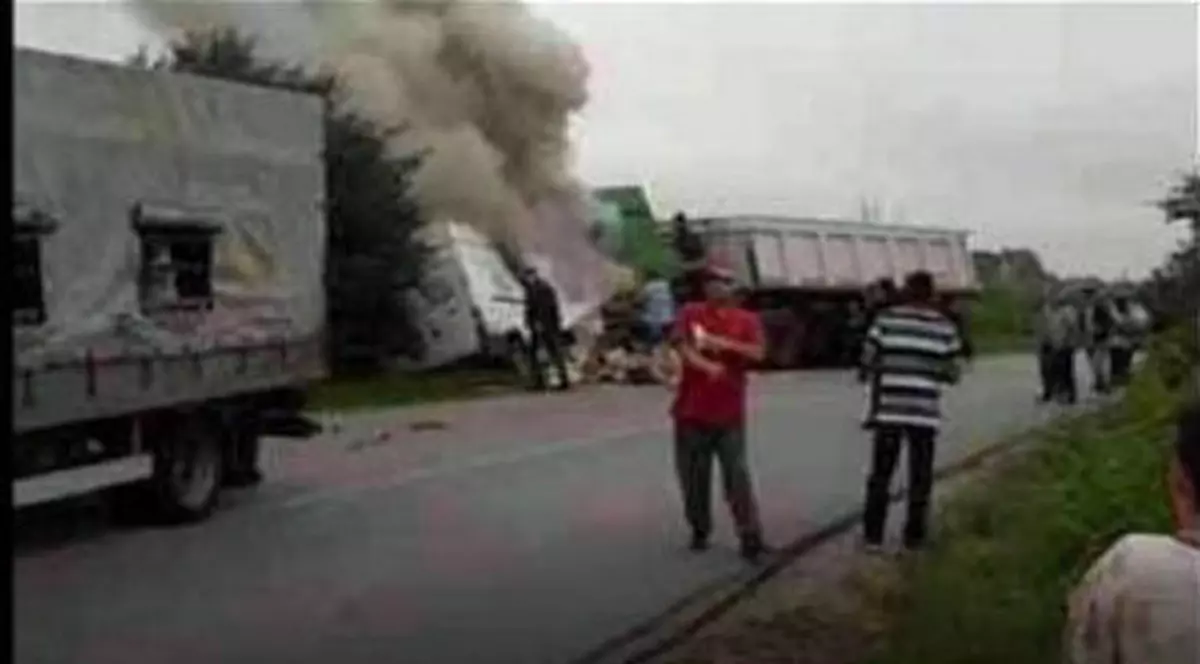 Grav accident luni dimineața, în Maramureş. Un TIR a făcut zob un microbuz, care a luat foc. Şoferul a ars în maşină