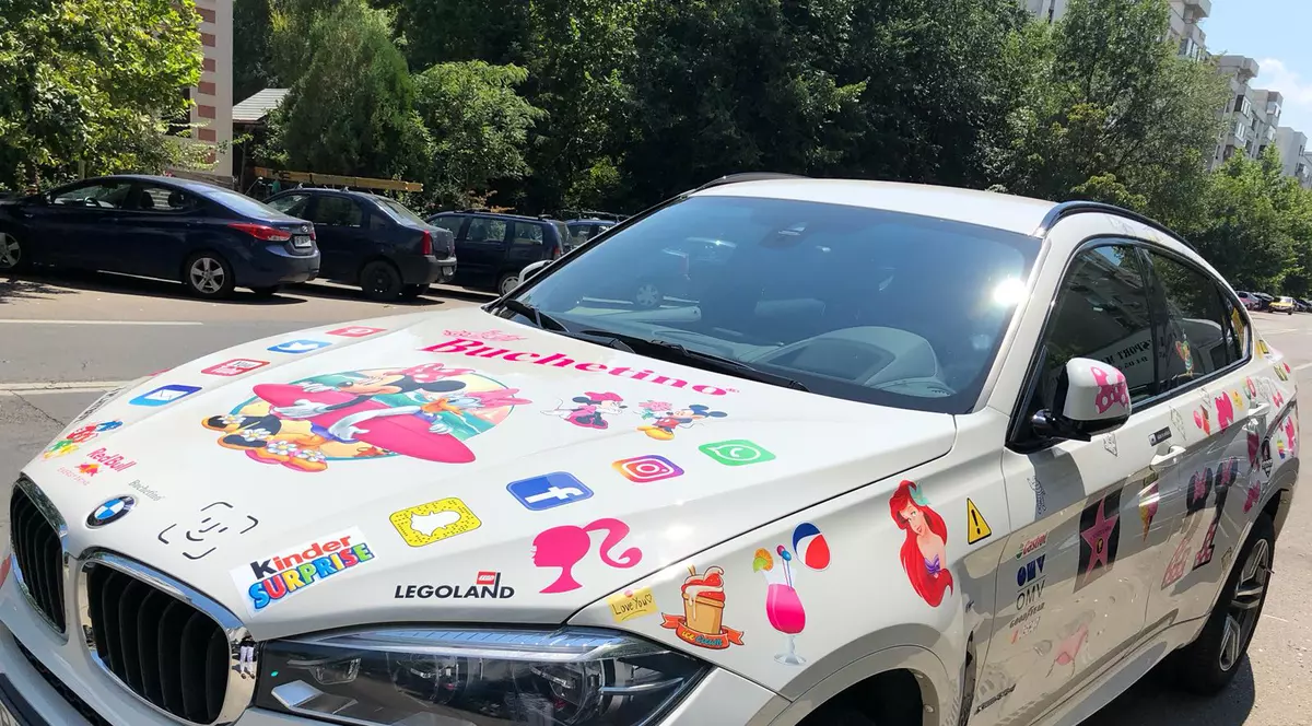 Când crești, dar sufletul îți rămâne ...de copil. SUV de 80.000, ”colantat” cu personaje din desenele animate
