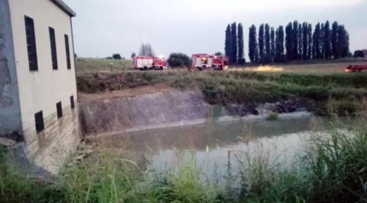 O româncă din Italia, însărcinată, s-a aruncat în apă pentru a-şi salva câinele, dar n-a mai putut să iasă. A fost transportată de urgență la spital