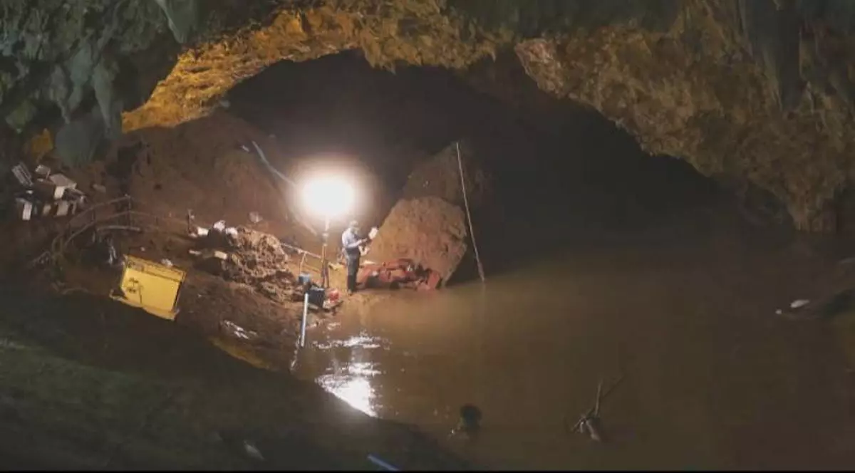 Un salvator al celor 12 copii blocaţi într-o peşteră din Thailanda a murit după ce le-a dus oxigen
