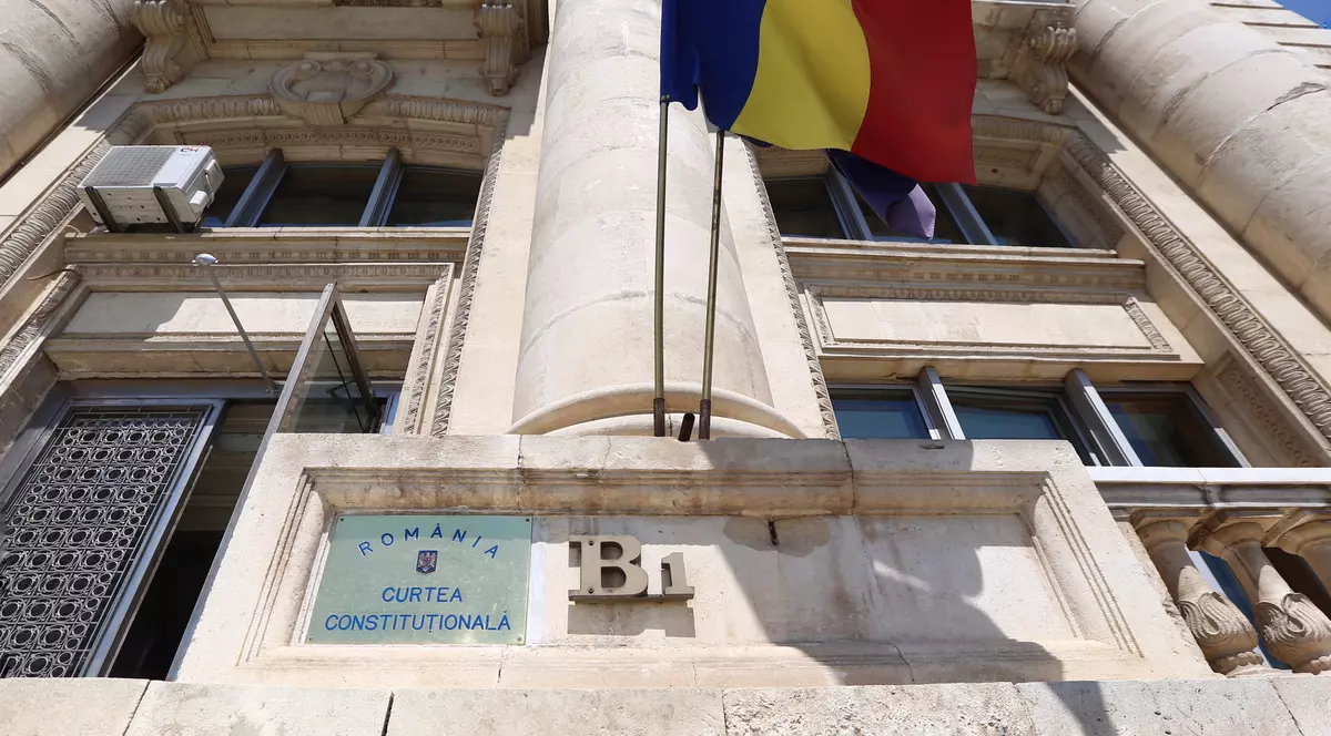 Curtea Constituţională a discutat, marţi, sesizarea PNL şi USR precum şi pe cea a preşedintelui Klaus Iohannis în legătură cu modificarea şi completarea Legii 317/2004 privind organizarea şi funcţionarea Consiliului Superior al Magistraturii, lege care face parte din pachetul legilor justiției. Sesizarea președintelui a fost amânată până miercuri, în timp ce sesizarea PNL și USR a fost respinsă.