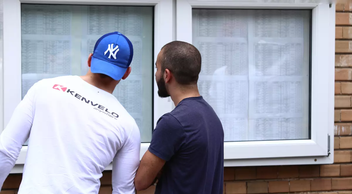 Topul județelor cu cele mai slabe rezultate la BAC 2018. Doi elevi se uită la panoul cu notele de la BAC 2018