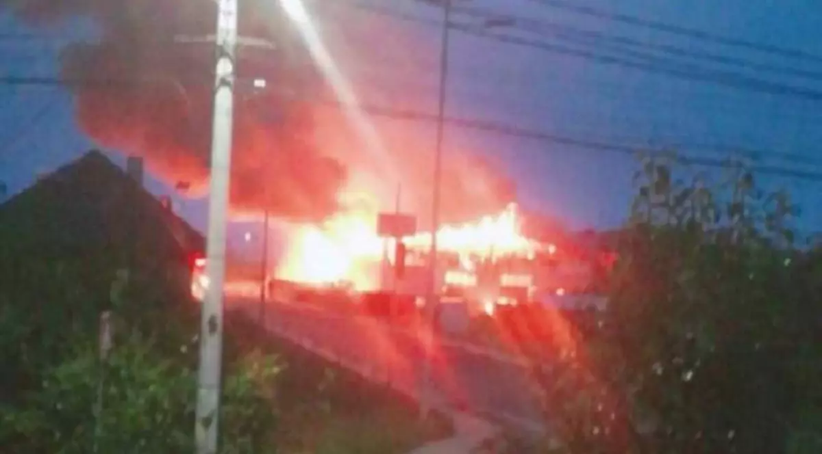 Incendiu puternic la o fabrică din Târgu Lăpuş. Clădirea a fost cuprinsă de flăcări