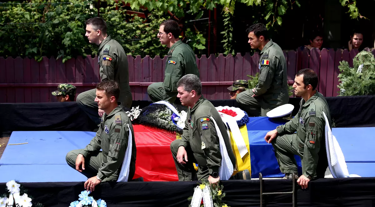 Înmormântarea pilotului-erou de la Feteşti. Tot oraşul l-a plâns pe Florin Rotaru - GALERIE FOTO