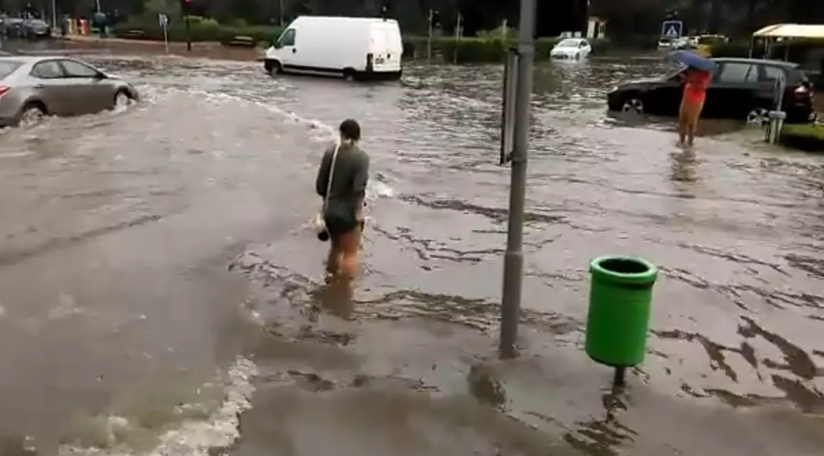 Inundații în Slobozia după o ploaie de doar 45 de minute. Străzile au fost acoperite de ape