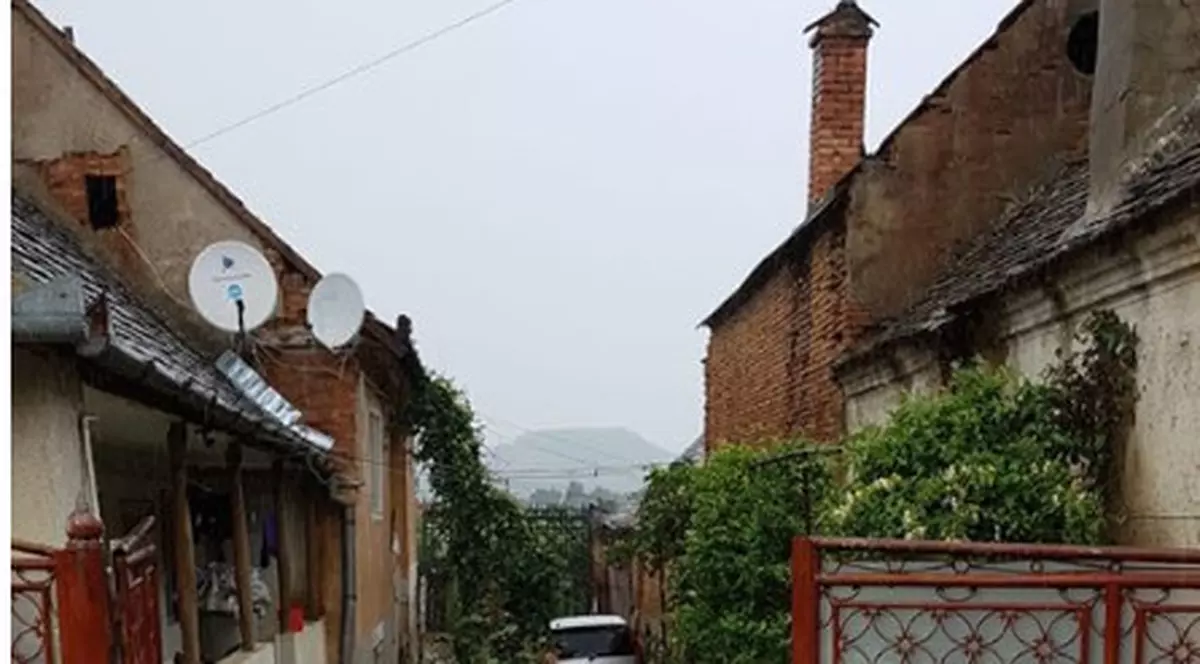 Inundații puternice într-o localitate din Alba. Un drum este blocat. Imaginile prăpădului