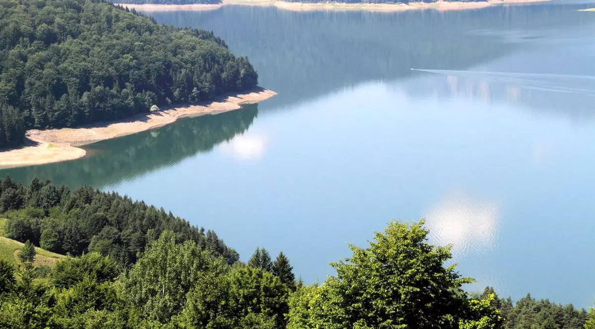 Tone de sticle plastic şi gunoaie au fost aruncate pe Lacul Bicaz