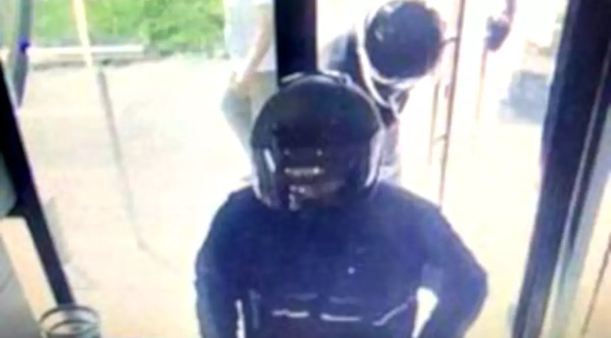 A fost arestat unul dintre cei doi motocicliști care au jefuit o bancă din Baia Mare. motociclist jaf-baia-mare