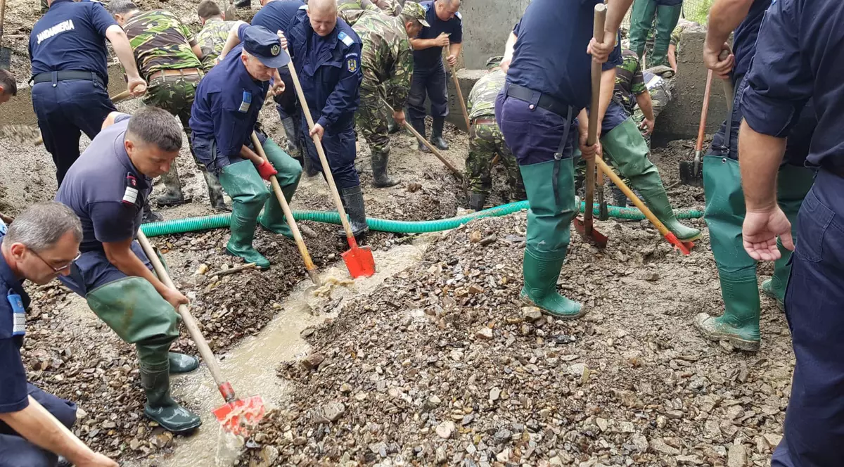 Pagubele produse de inundații în Buzău în ultimele 48 de ore. După viituri, s-ar putea produce alunecări de teren