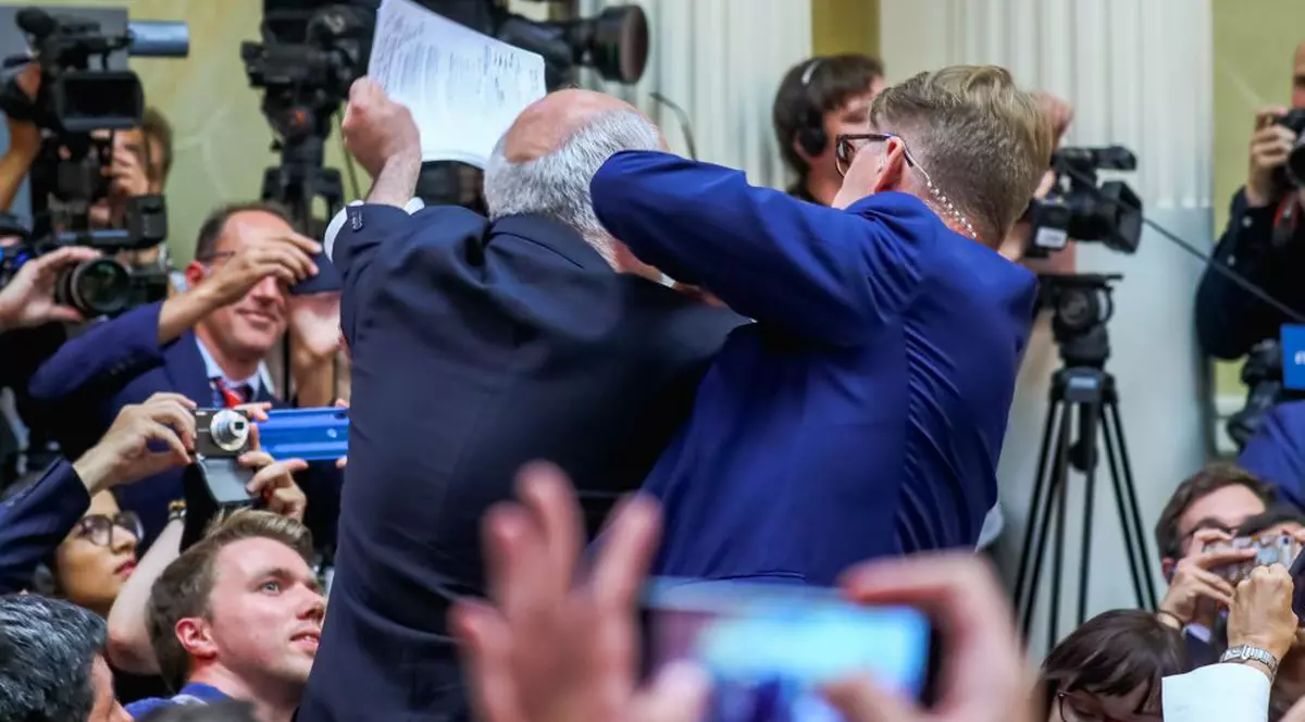 Jurnalist american dat afară de la conferința Trump-Putin (FOTO: EPA)