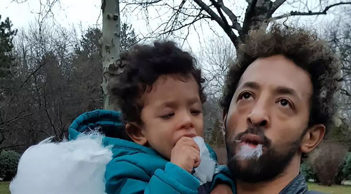 EXCLUSIV/ Kamara si-a deschis sufletul și a vorbit despre fiul său. ”Noi nu am știut ce are, ni l-au pus în brațe și am plecat acasă”