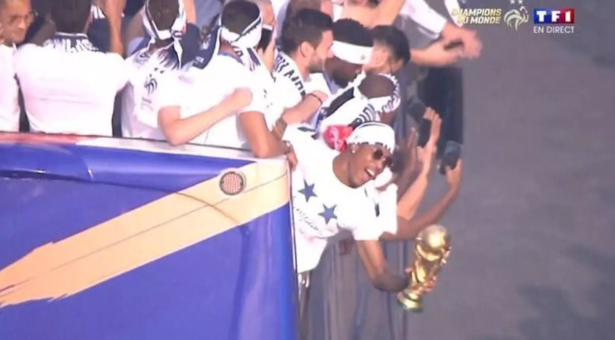 Un fotbalist francez era să scape trofeul Cupei Mondiale și să-l facă ”praf”!