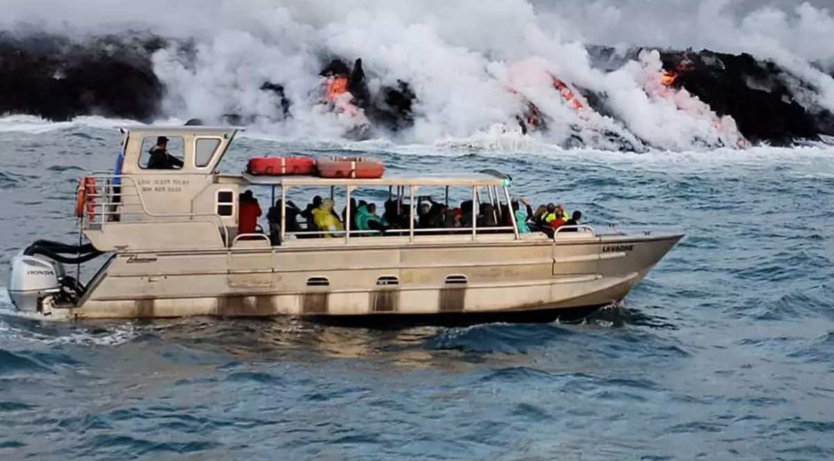 Lava vulcanului Kilauea din Hawaii a rănit turiștii unei ambarcațiuni. Ambarcațiune cu turiști, lângă vulcanul Kilauea din Hawaii