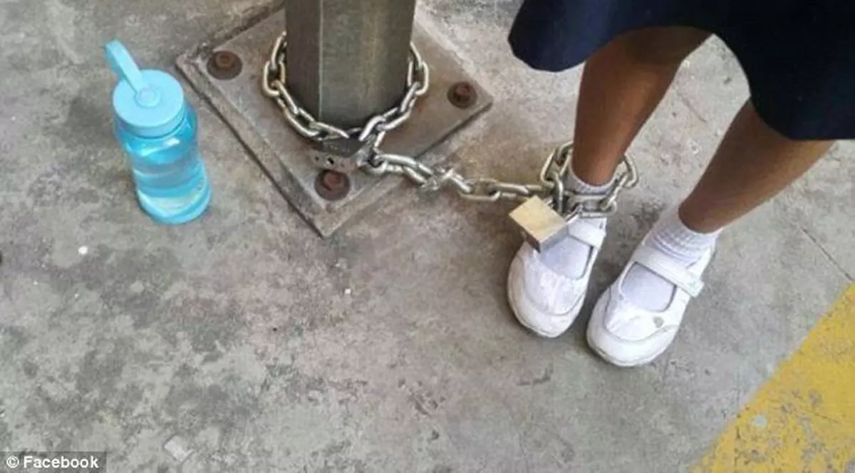 Un tată din Iași și-a legat fiica cu lanțuri și a lovit-o cu făcălețul. Ce pedeapsă a primit