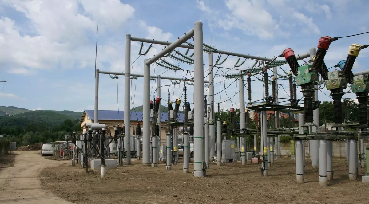 FOTO: Zeci de tone de mâl și deșeuri, scoase din stația de transformare de la Târgu Ocna, grav afectată de inundații