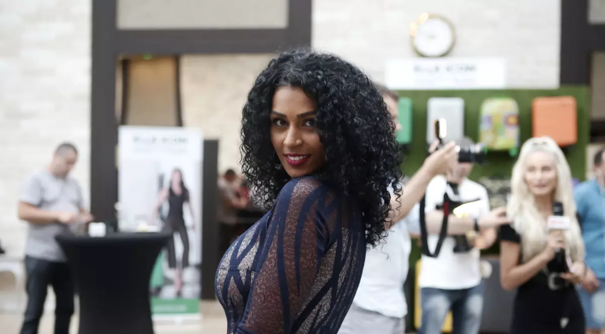 Majda Aboulumosha își îngrijește părul cu ingrediente din bucătărie