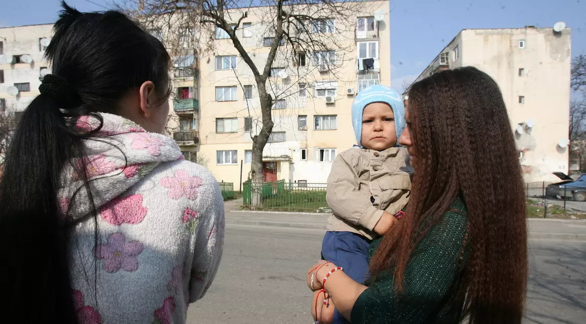 România, țara unde educația sexuală se face ”din filmele porno”. Copiii care fac copii din cauza nepăsării statului