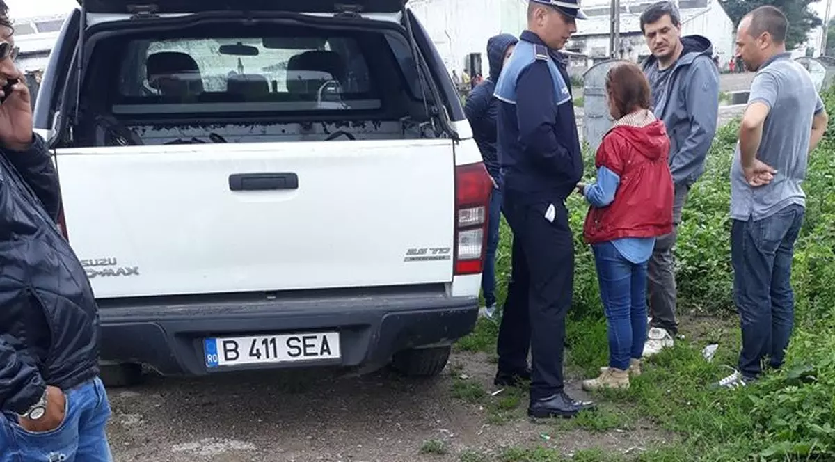 Mașina unor jurnaliști de la Antena 1 a fost spartă în Roman. Au rămas fără 1.200 de lei și 500 de euro