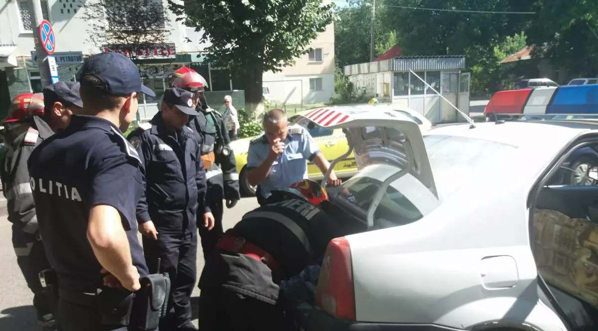 O mașină a Poliției din Roman a luat foc în trafic. Agenții au stins incendiul