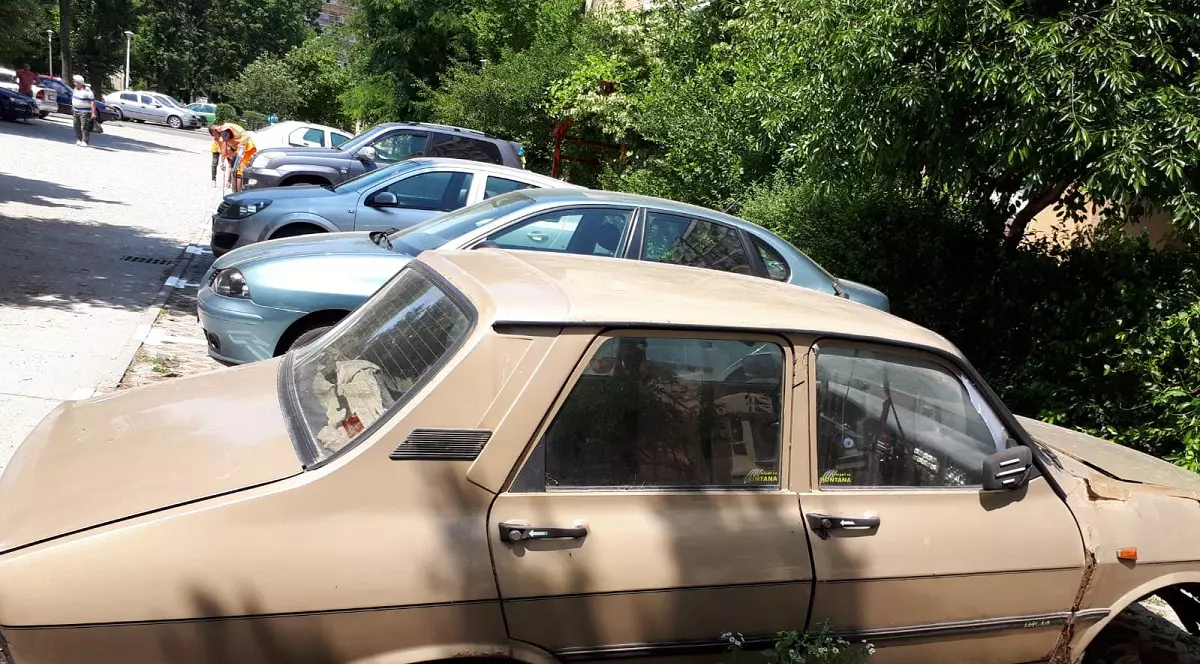 Primăria sectorului 4 scoate la licitație mașinile abandonate pe domeniul public