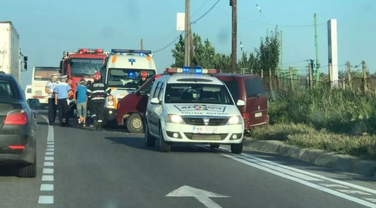 Pasagerii unui microbuz au văzut moartea cu ochii în drumul spre Iași. S-au răsturnat dar microbuzul a revenit pe roți