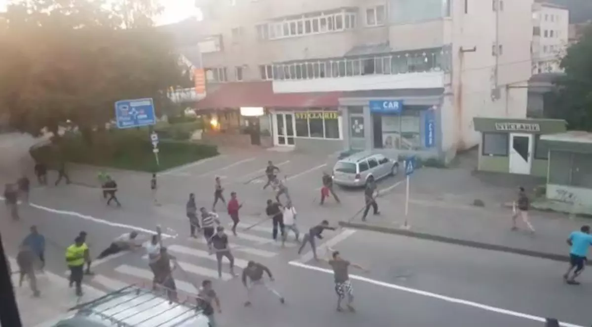 Motivul bătăii dintre clanurile de romi din Târgu Neamț. O tânără a rămas însărcinată