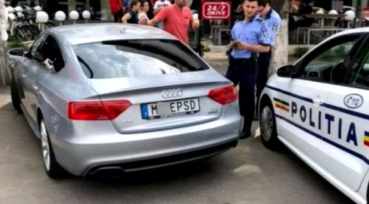 Șoferul cu celebrele plăcuțe de înmatriculare anti-PSD lovește din nou! Ce mesaj are scris acum