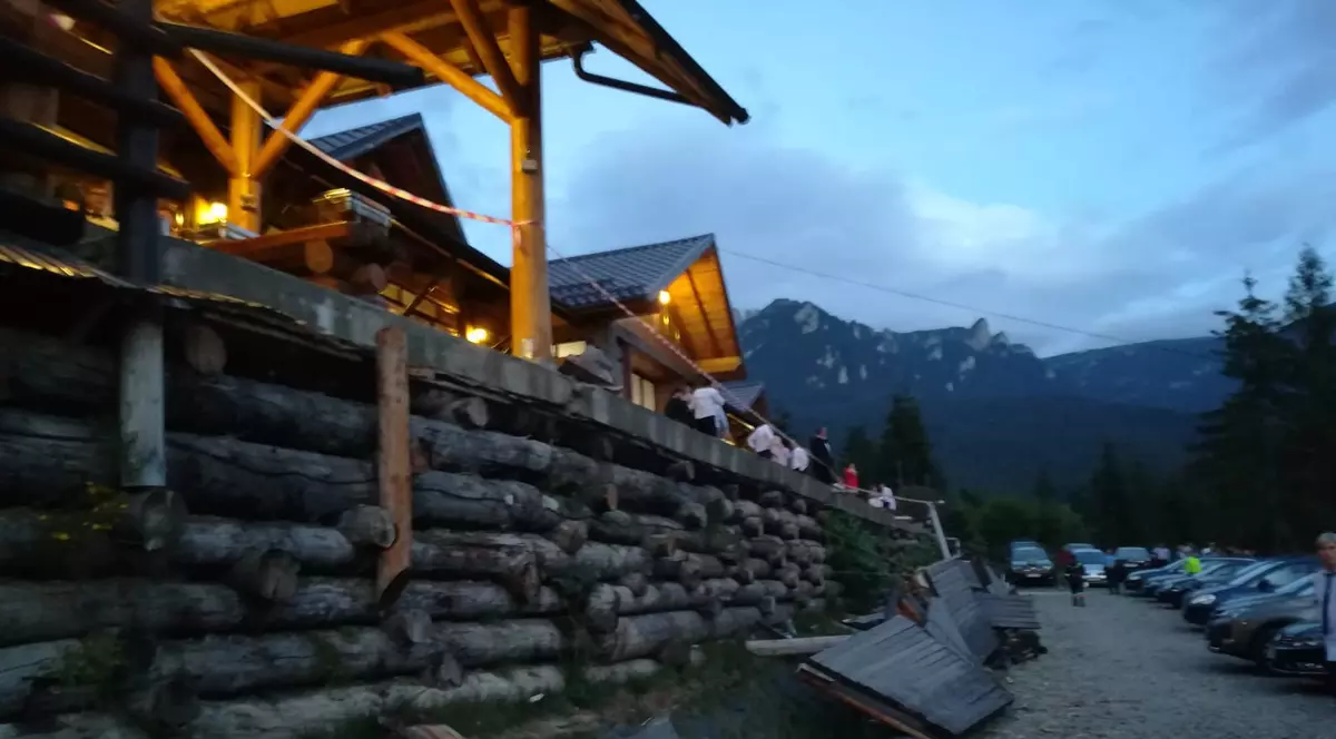 Nuntași căzuți de pe terasa unei pensiuni din Durău. Terasa ruptă la o pensiune din Durău, în timpul unei nunți