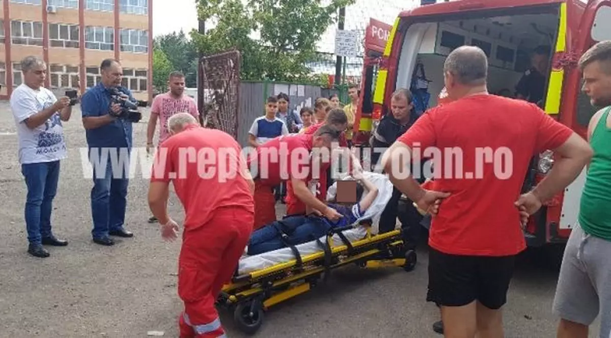 O fetiță a rămas cu mâna blocată în gardul unei școli din Buzău. Copila a fost operată