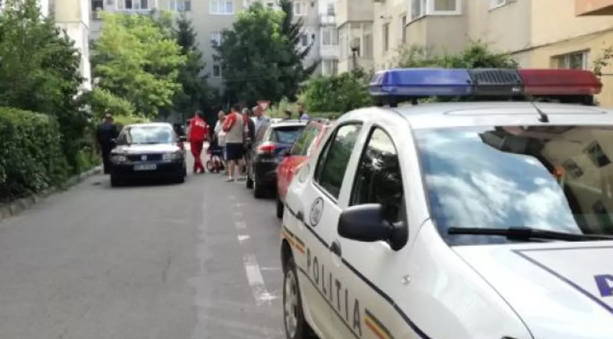 O tânără s-a aruncat de la etajul al patrulea al unui bloc din Bistrița. A supraviețuit miraculos