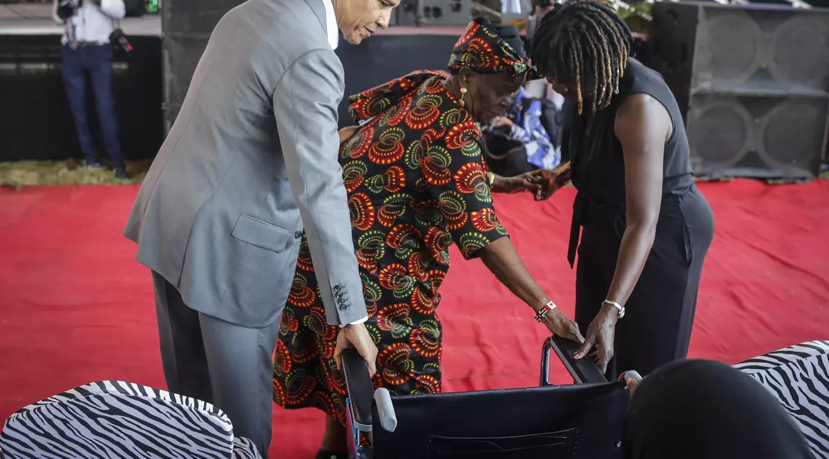 VIDEO| Obama a mers în vizită în Kenya și și-a luat bunica la dans