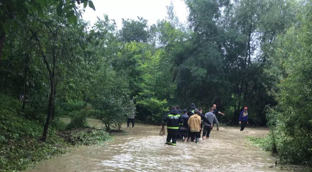 Cod portocaliu de inundaţii pe râuri din 10 judeţe, până luni. Care sunt zonele afectate