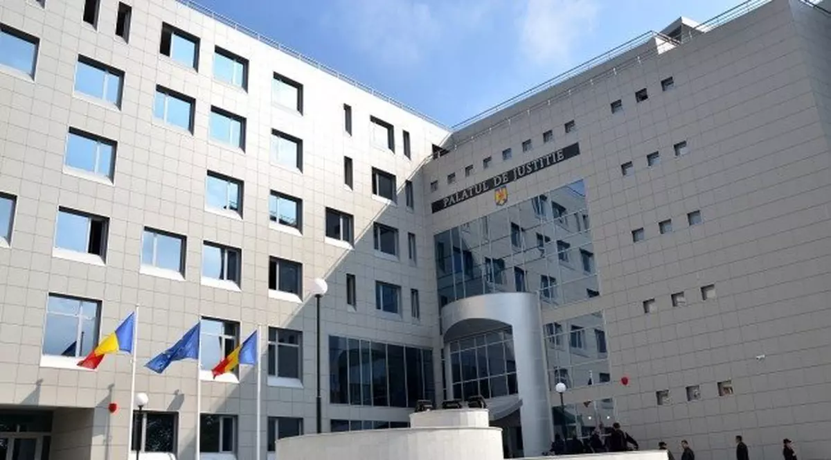 Un bărbat din Iași și soția lui, condamnați la închisoare pentru că au bătut o colegă de-a femeii