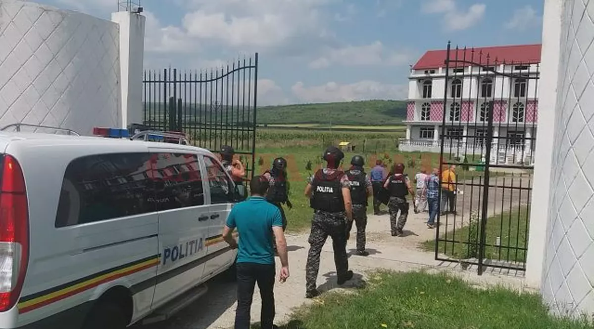 Percheziție în locuința bărbatului care a tras cu pistolul în Craiova. Bărbatul e căutat de poliție