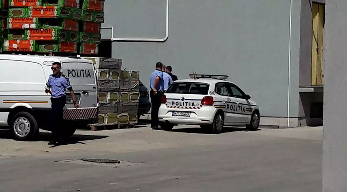 Percheziţii la fabrica de ciment unde au fost găsiţi morţi doi paznici. Anchetatorii caută noi indicii în acest caz, în care doi angajaţi ai societăţii comerciale sunt acuzaţi de cele două crime, dar şi de o a treia care ar fi avut loc anul trecut.