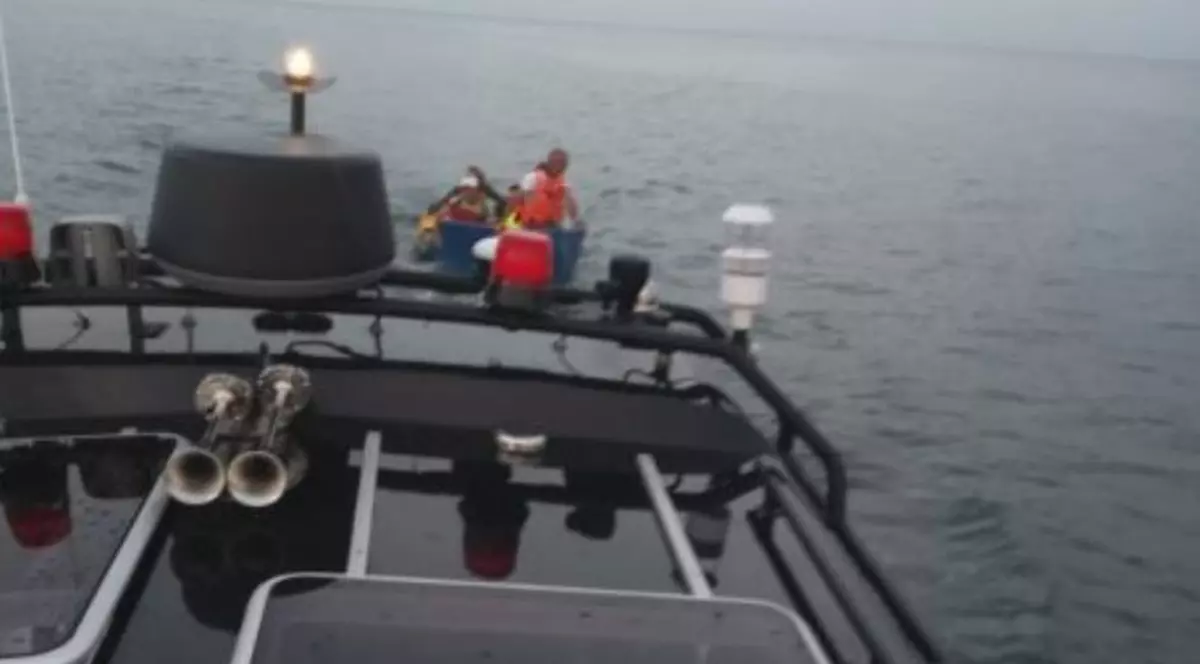 Pescari aflați pe o barcă în derivă, în dreptul Portului Agigea