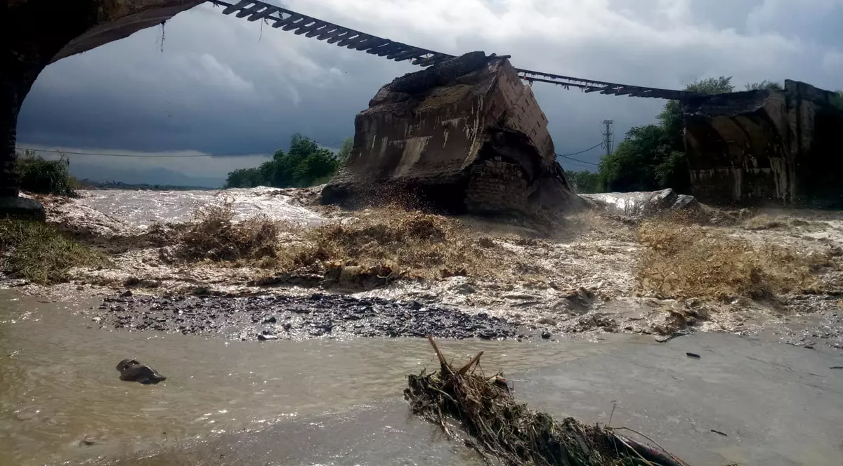 Șova despre podul de cale ferată distrus de viitură în județul Brașov: Acel sector făcea parte dintr-o zonă neinteroperabilă