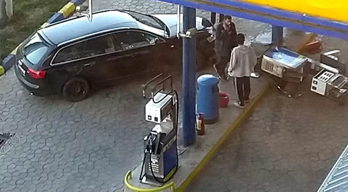 Un șofer din Iași a reușit performanța să dărâme o pompă de benzină. La un pas de tragedie într-o stație peco