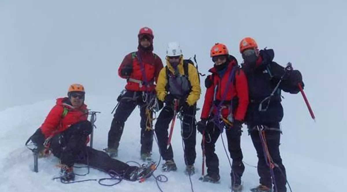 Sunt zi cu zi, pompieri, dar în timpul liber au forrmat o echipă, în care îşi pun viaţa unul în mâinile celuilalt. La fel ca şi în meseria lor! Pompierii alpinişti, de la lupta cu focul la cea cu înălţimile. Cinci oameni obişnuiţi cu situaţiile de urgenţă, vor escalada în această vară vârful Lenin de 7.134 de metri.